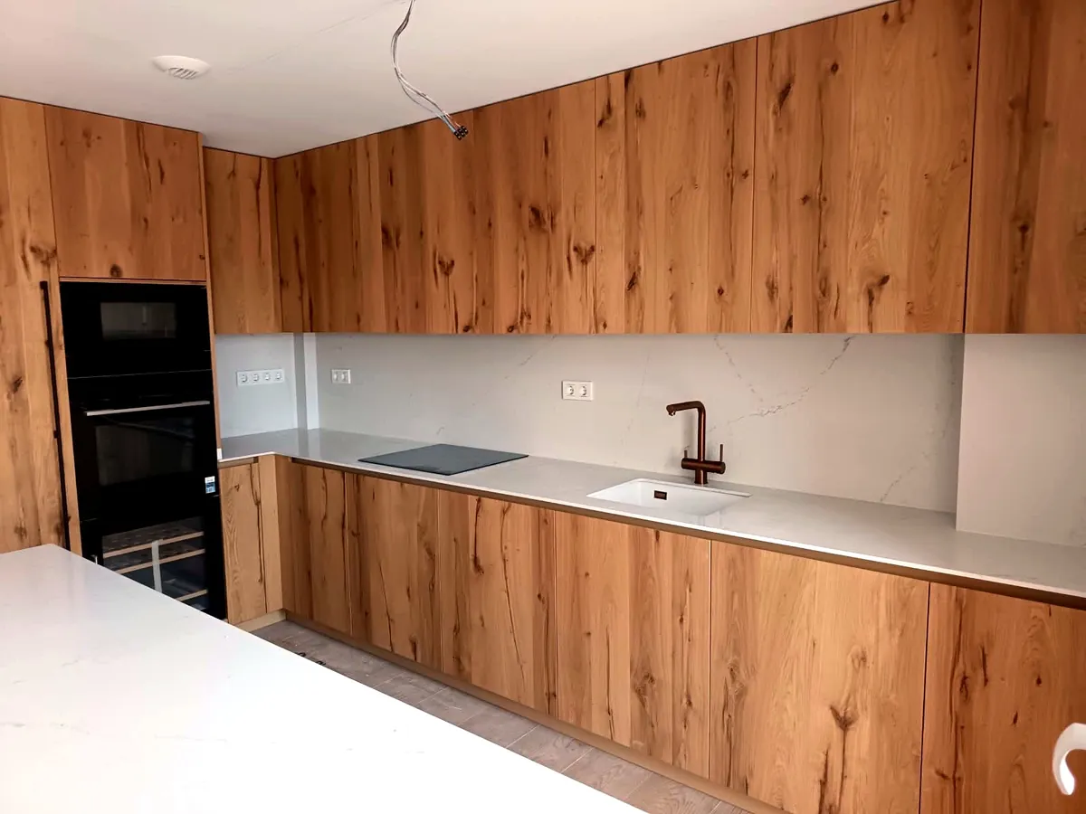 Detalle de grifo de cobre sobre encimera de mármol