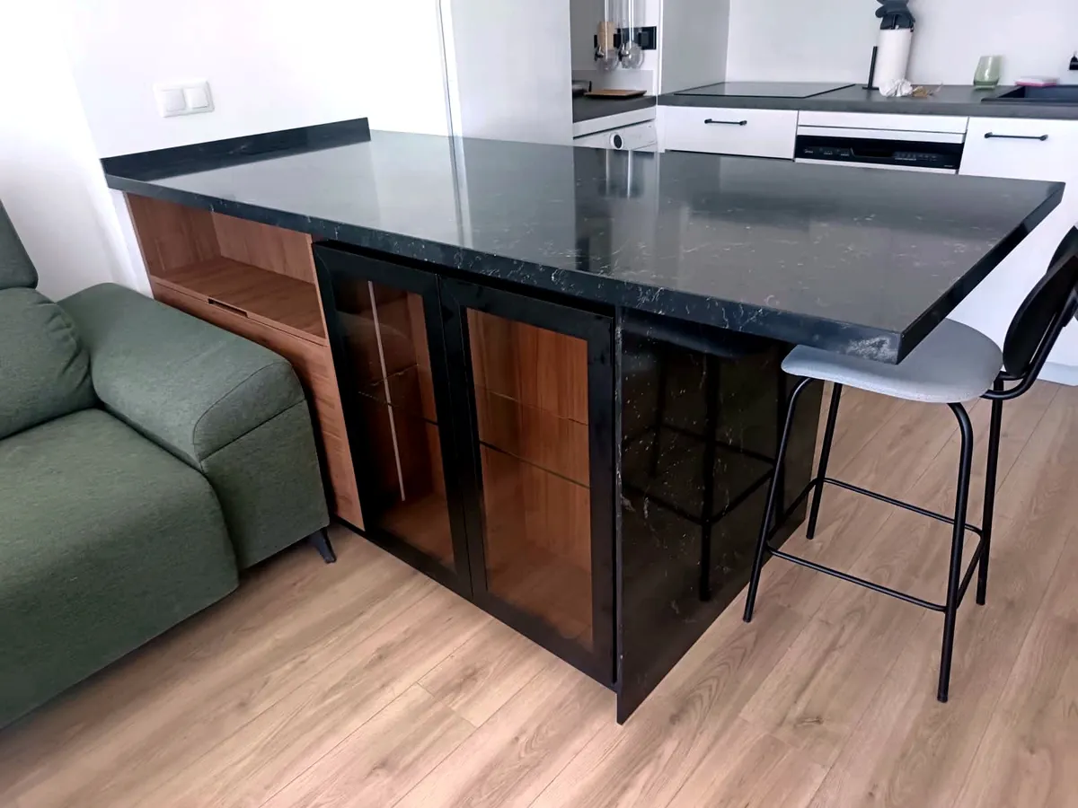 Isla en piedra negra con mueble bar integrado